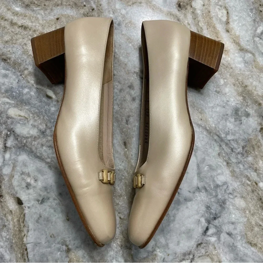 Salvatore Ferragamo Boutique Creamy Gold Pumps Size 8.5 B